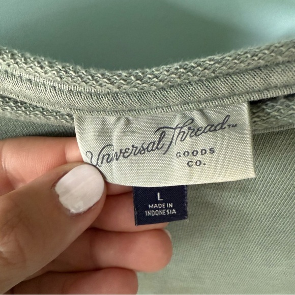 Universal Thread Womens Olive Crew Neck Sweatshirt Size Small Raw Hem - Picture 5 of 8